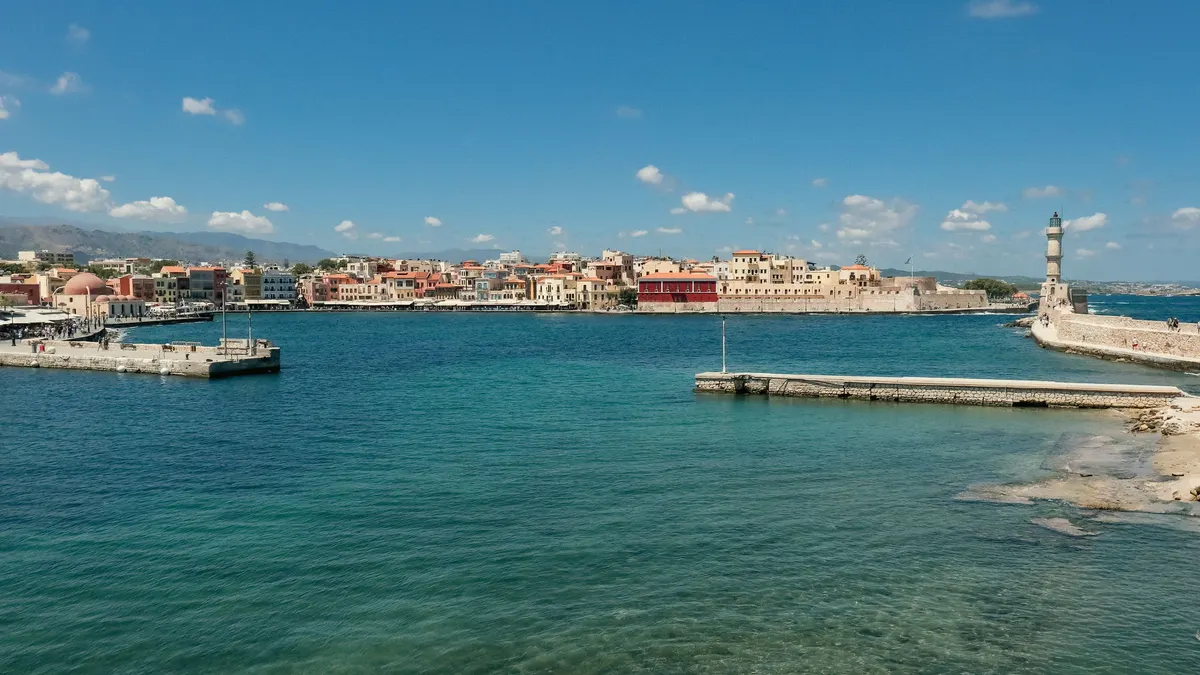 De Venetiaanse haven van Chania met de vuurtoren aan het eind van de pier
