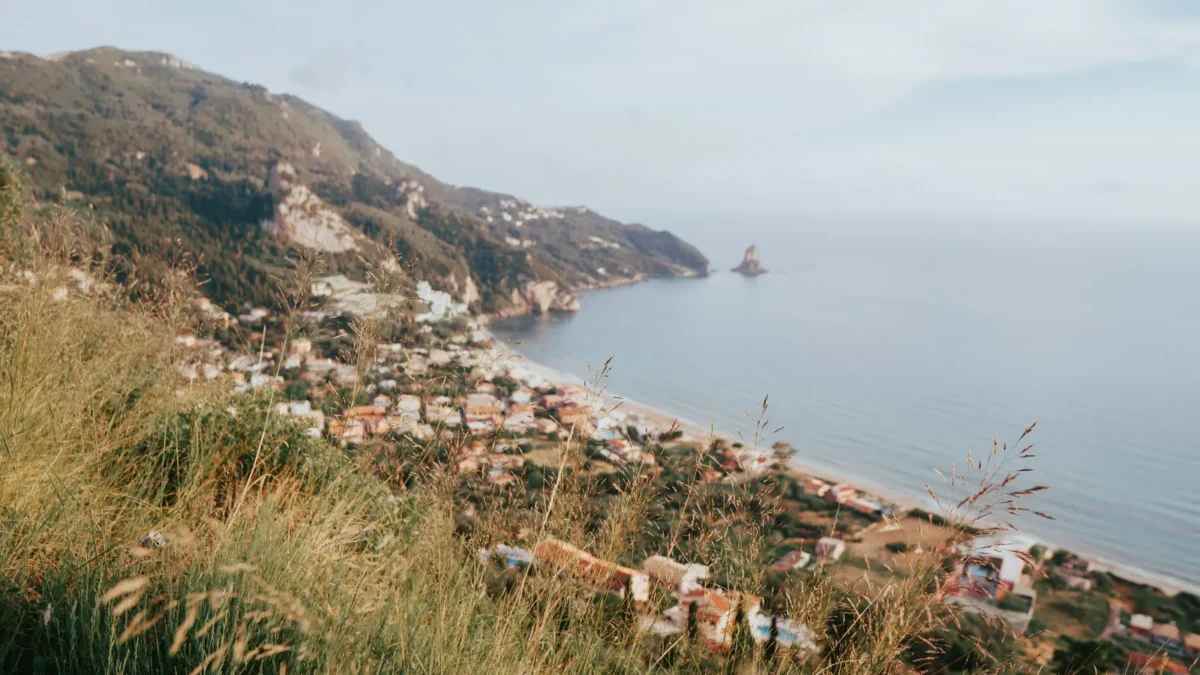 Strand van Agios Gordios op Corfu met groene heuvels en helder zeewater