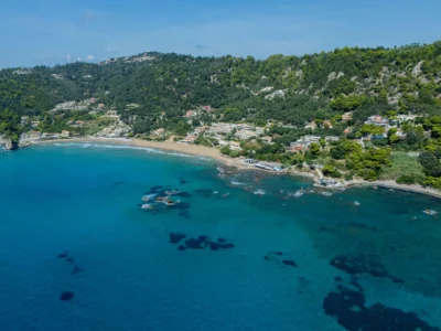 Luchtfoto van het zandstrand van Glyfada aan de westkust van Corfu