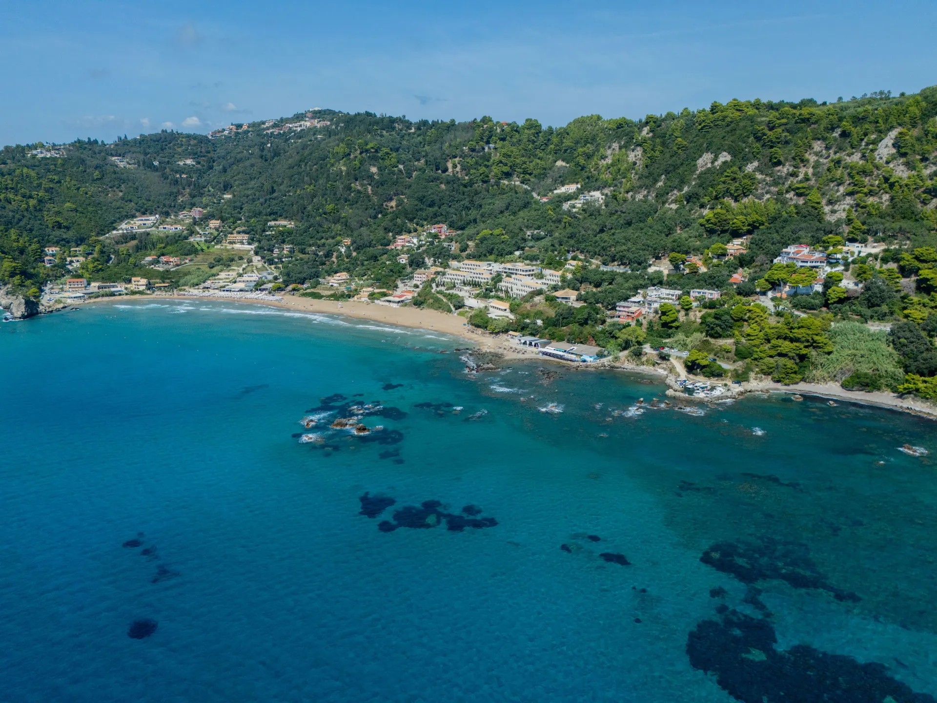 Luchtfoto van het zandstrand van Glyfada aan de westkust van Corfu