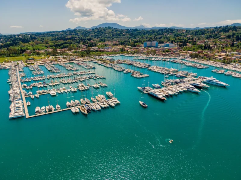 Luchtfoto van de jachthaven van Gouvia op Corfu met groene heuvels