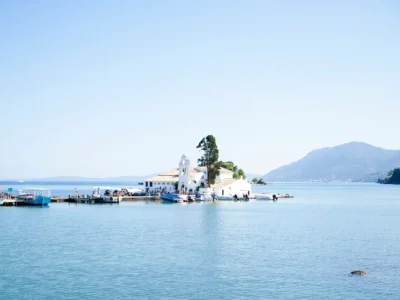 Het klooster Vlacherna en het Muizeneiland Pontikonisi bij Kanoni op Corfu