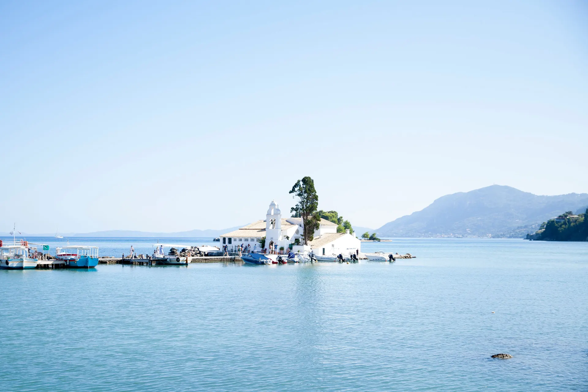 Het klooster Vlacherna en het Muizeneiland Pontikonisi bij Kanoni op Corfu