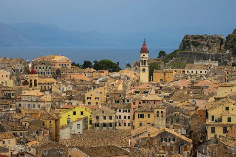 Daken van Corfu Old Town met de klokkentoren van Agios Spyridon en het Oude Fort