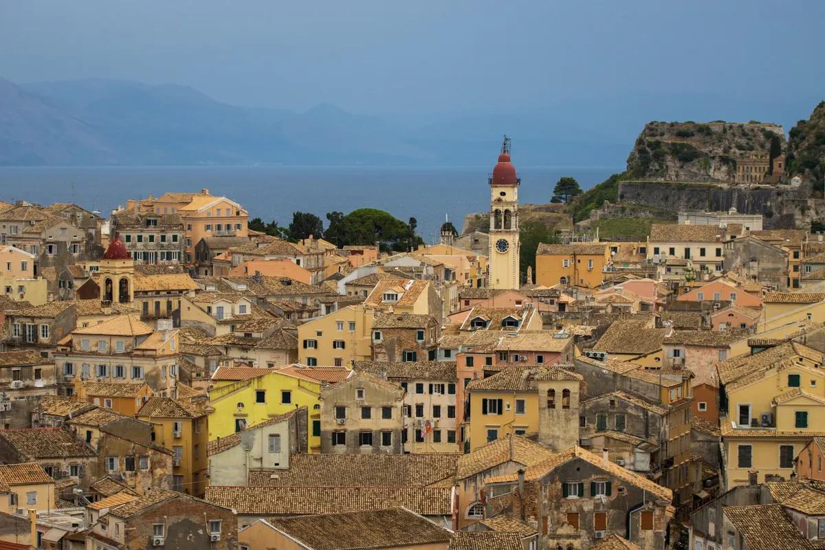 Daken van Corfu Old Town met de klokkentoren van Agios Spyridon en het Oude Fort
