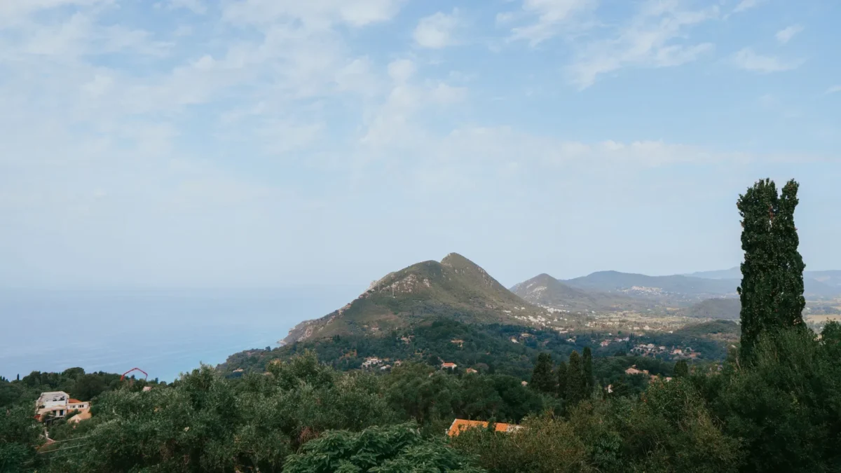 Groen heuvellandschap bij Pelekas op Corfu met uitzicht op zee
