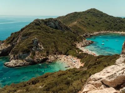 Luchtfoto van de dubbele baai van Porto Timoni bij Afionas op Corfu