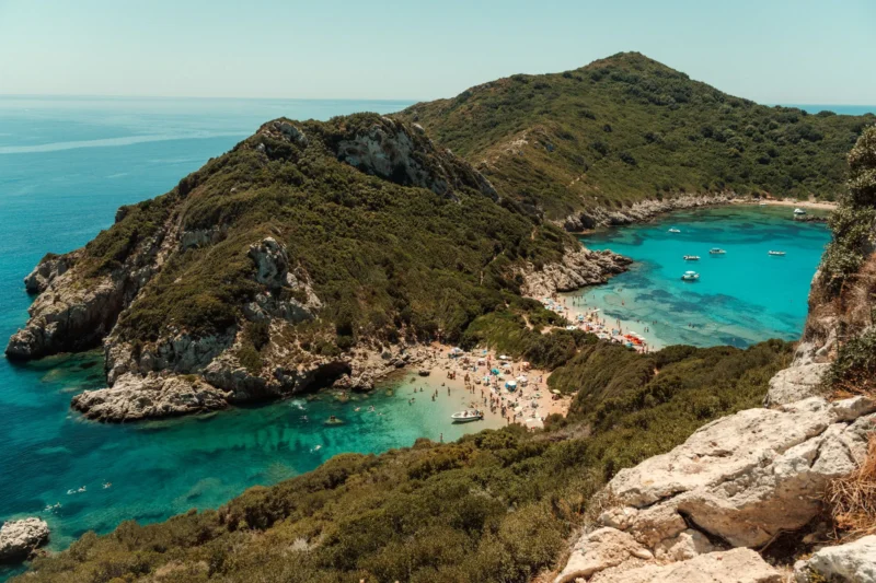 Luchtfoto van de dubbele baai van Porto Timoni bij Afionas op Corfu