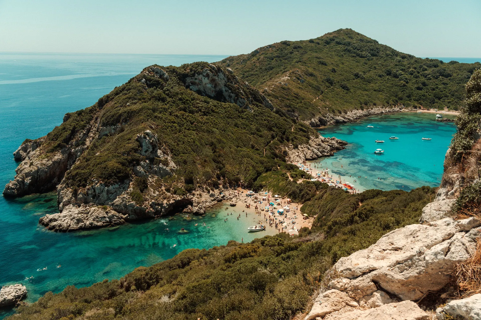 Luchtfoto van de dubbele baai van Porto Timoni bij Afionas op Corfu