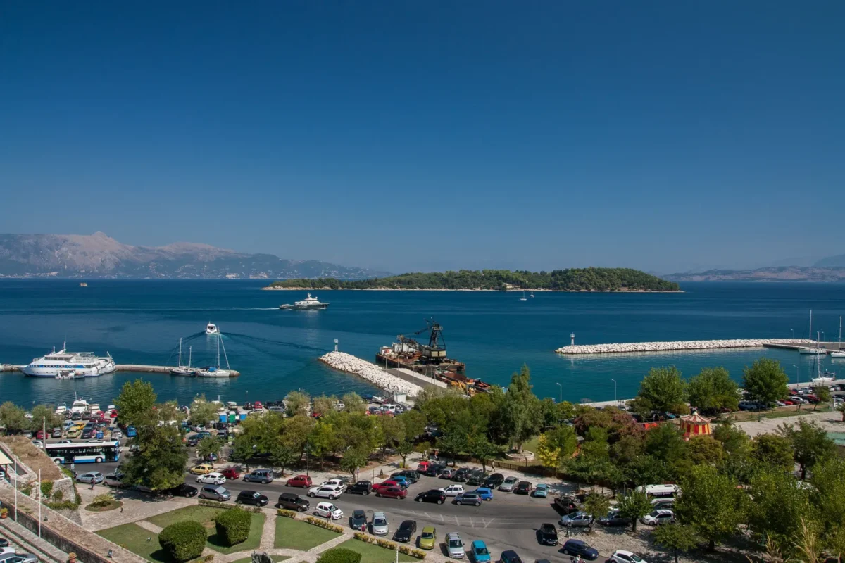 Uitzicht over de oude haven van Corfu-stad met boten en het eilandje Vido