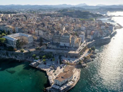 Luchtfoto van de oude stad van Corfu met de kustlijn en historische gebouwen