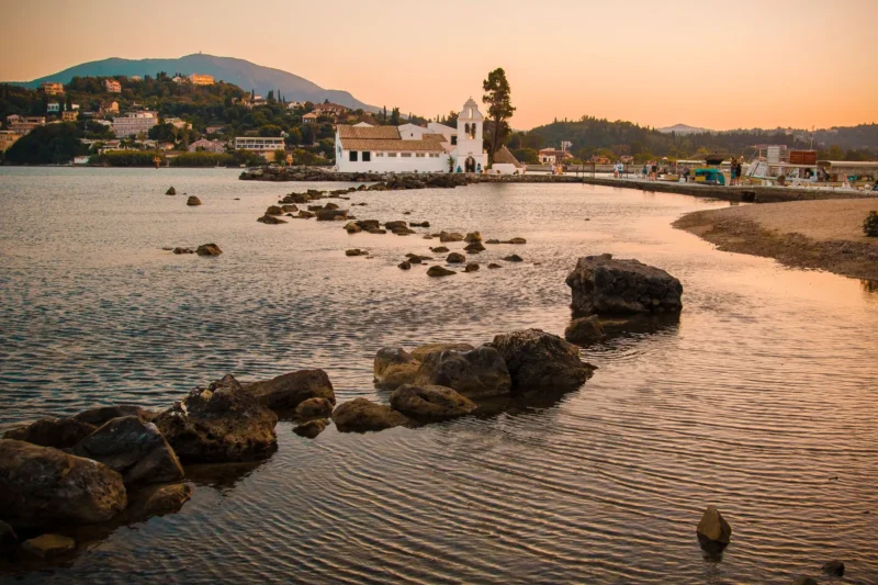 Klooster Vlacherna bij Kanoni op Corfu bij zonsondergang