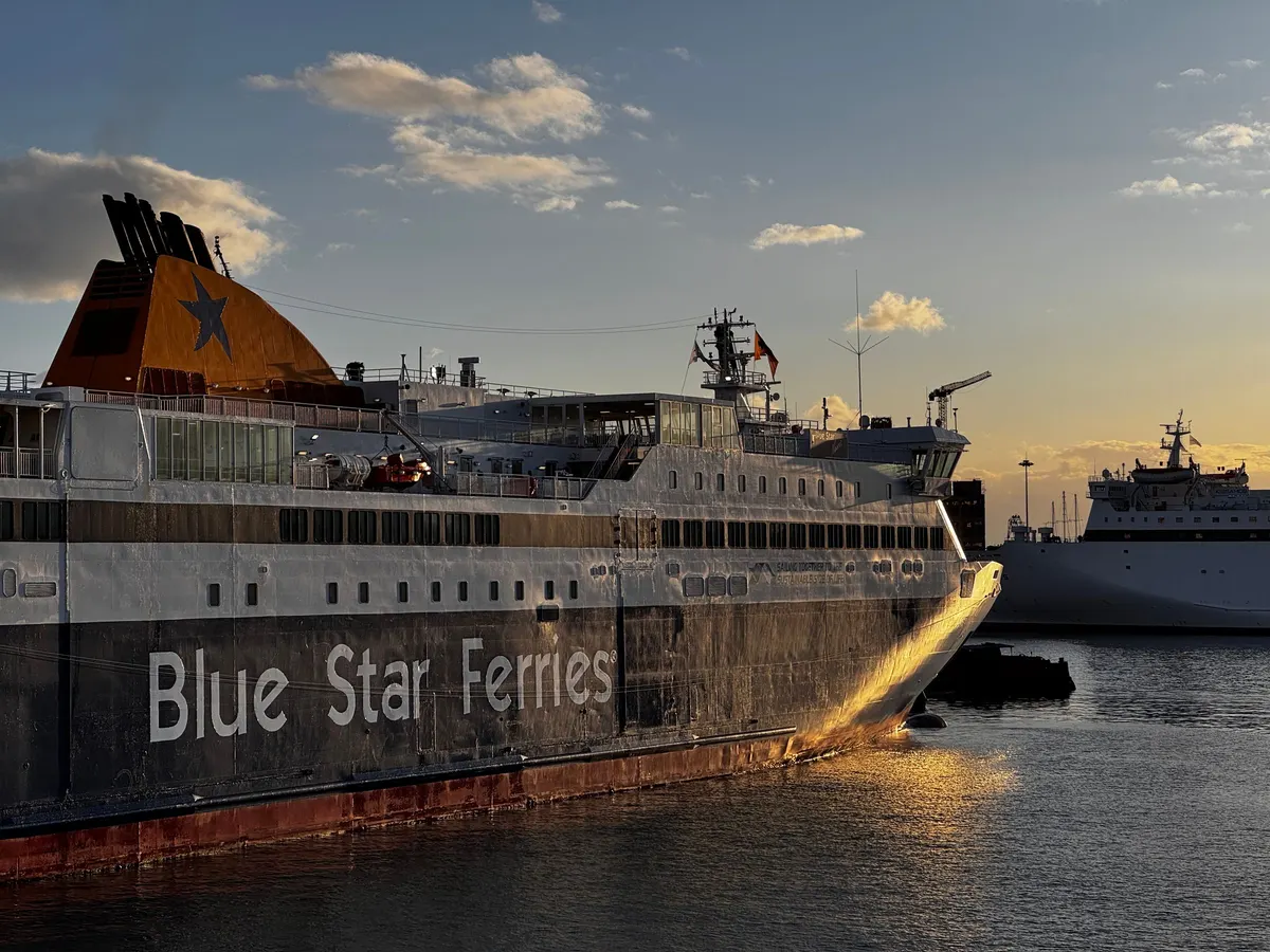 Blue Star-veerboot aan de kade bij Athene tijdens zonsondergang