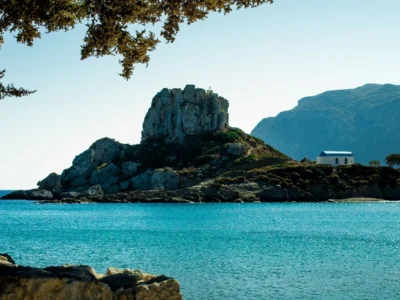 Rotseilandje Kastri voor de kust van Agios Stefanos op Kos, met turquoise water