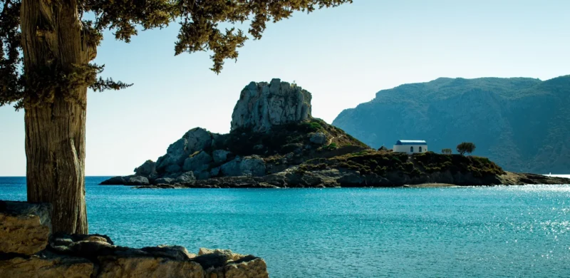 Rotseilandje Kastri voor de kust van Agios Stefanos op Kos, met turquoise water