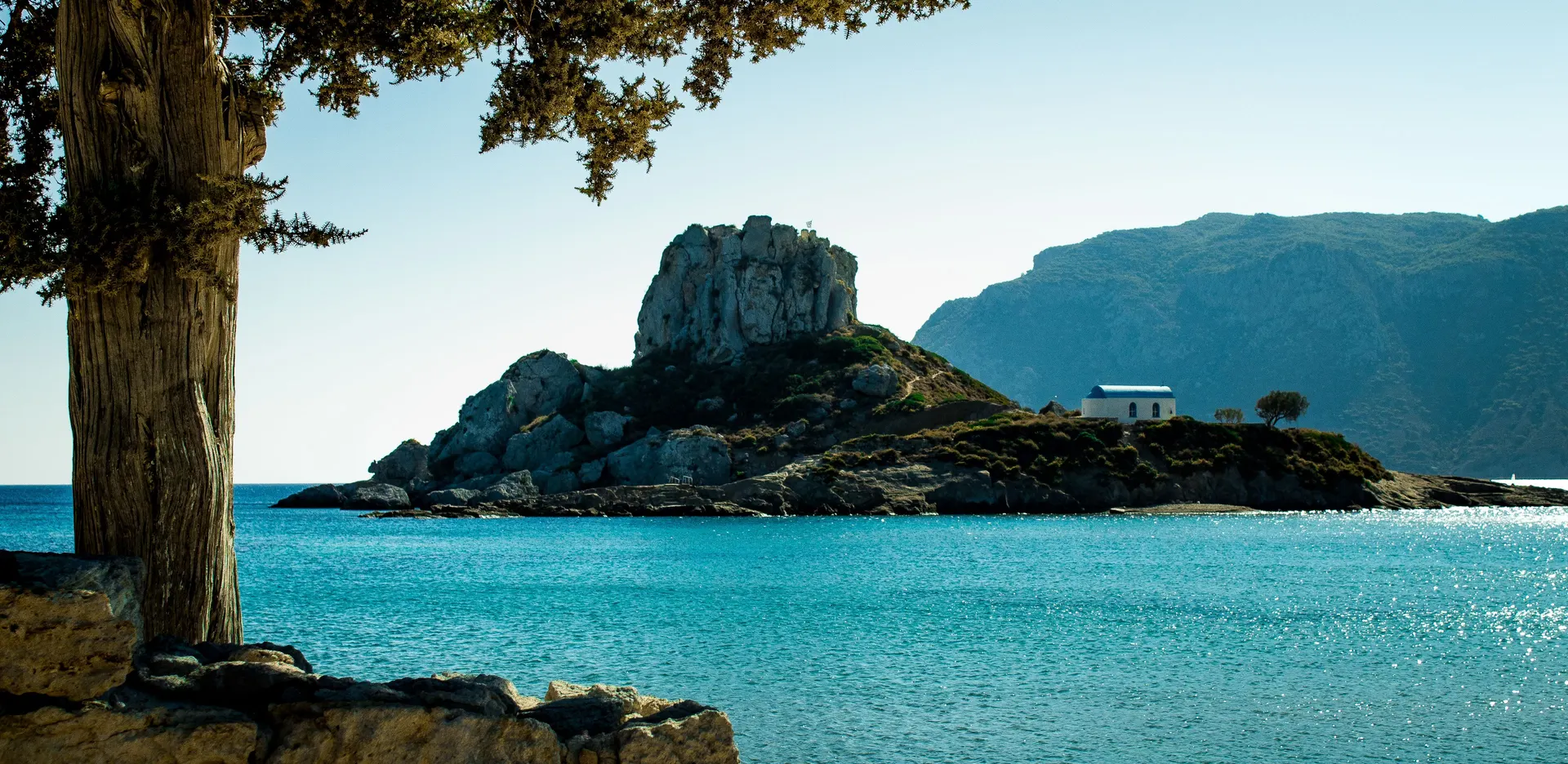 Rotseilandje Kastri voor de kust van Agios Stefanos op Kos, met turquoise water