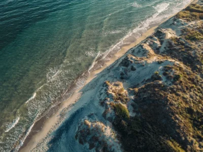 Luchtfoto van de kust van Kos met een zandstrand en turquoise water