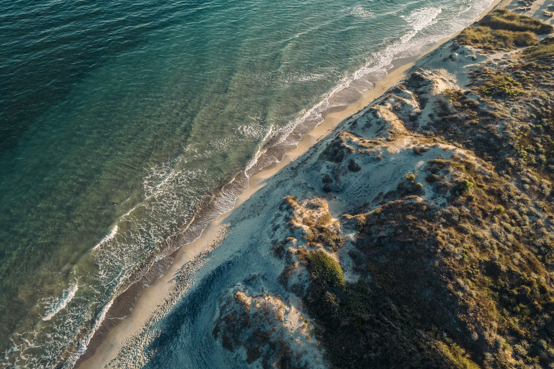Luchtfoto van de kust van Kos met een zandstrand en turquoise water