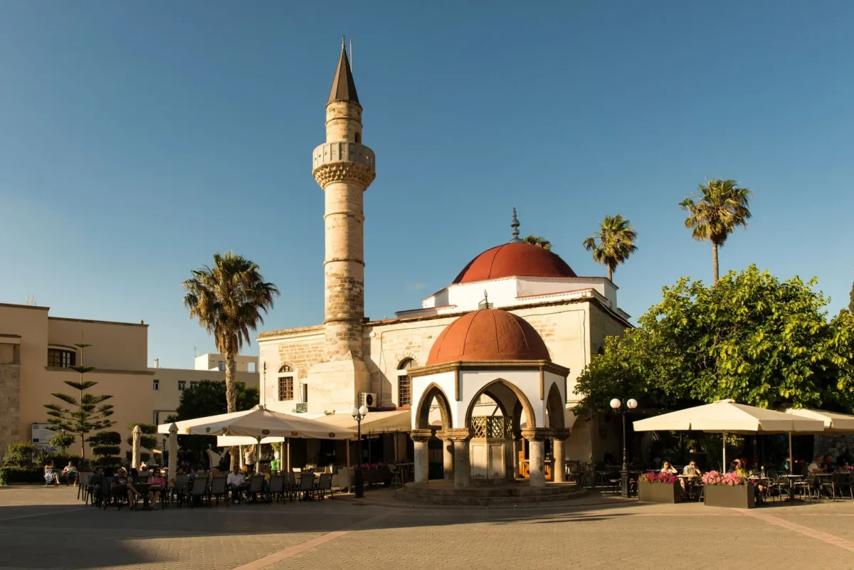 Eleftherias-plein in Kos-stad met de Defterdar-moskee, op loopafstand van Bar Street