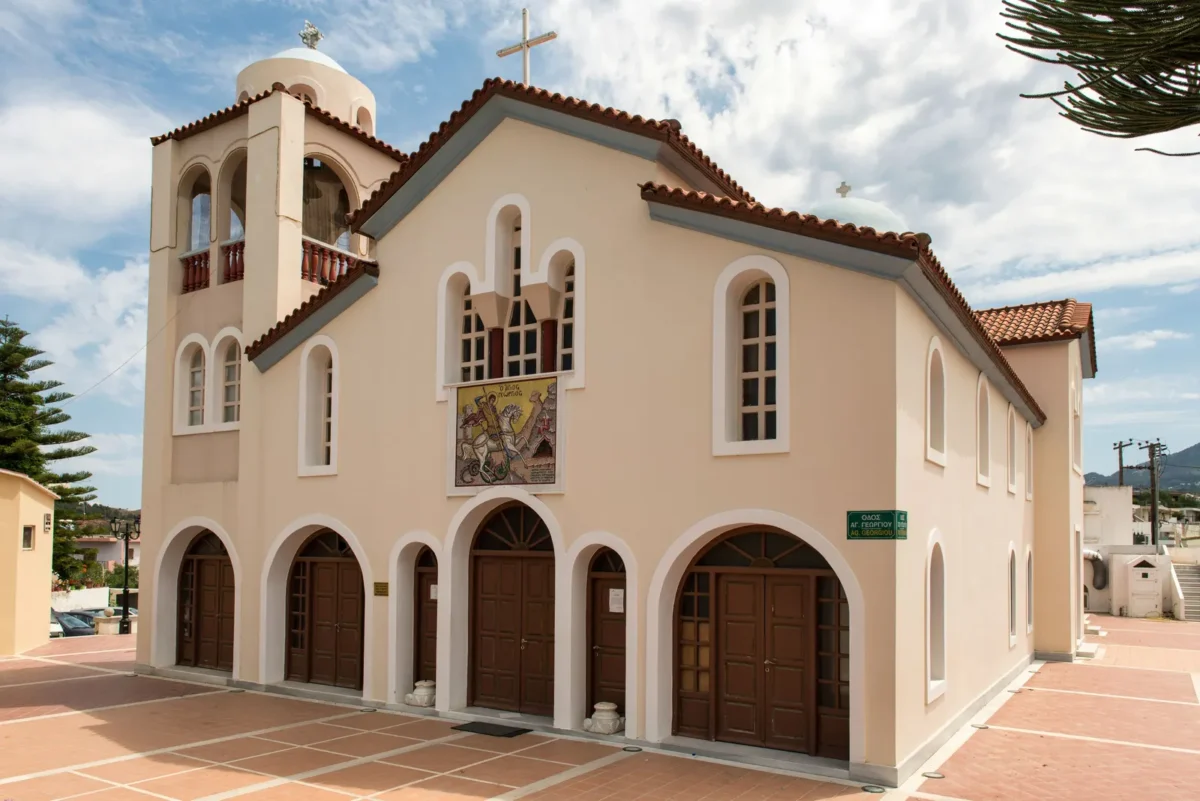 Grieks-orthodoxe kerk met boogramen in Kos-stad
