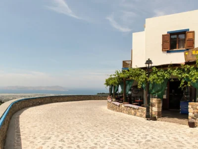 Terras van een strandbar aan zee op Kos onder een zonnige lucht