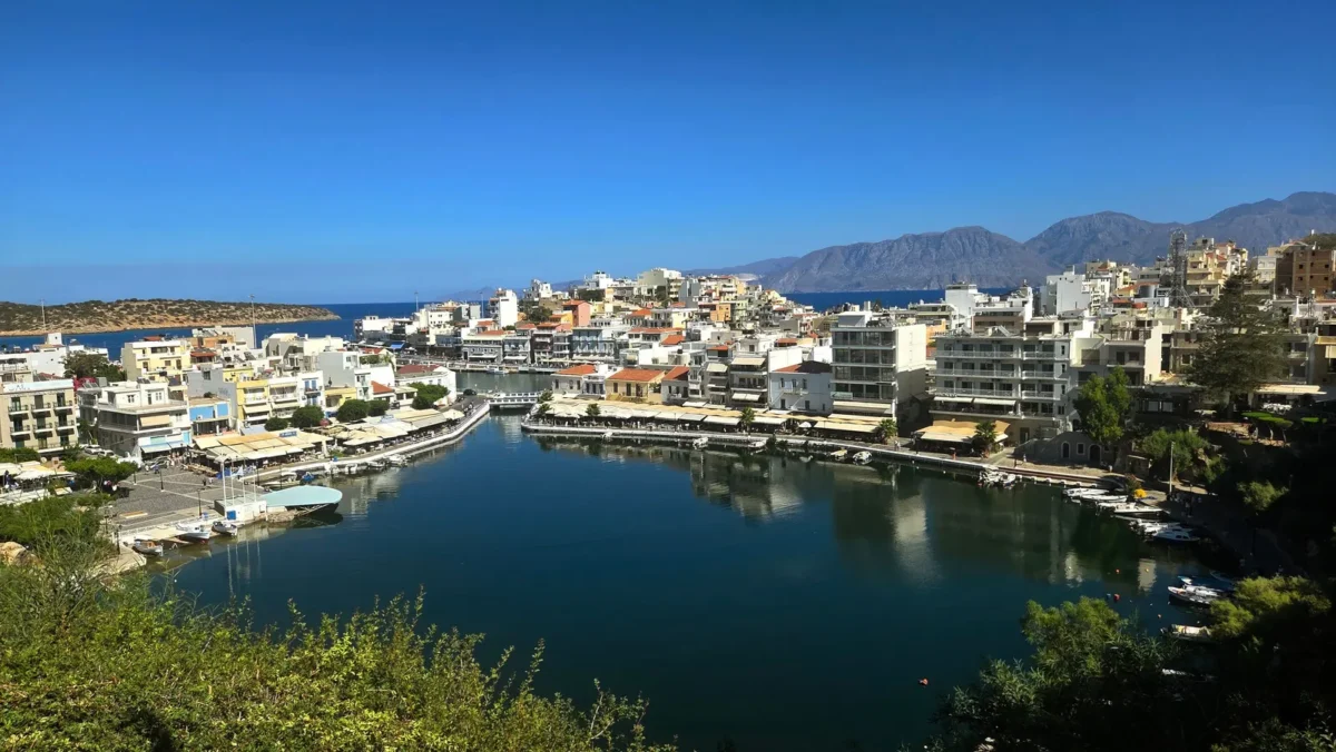 Panorama van de haven en het meer van Agios Nikolaos op Oost-Kreta met bergen op de achtergrond