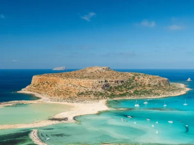Luchtfoto van de turquoise Balos-lagune en het schiereiland Gramvousa op Kreta