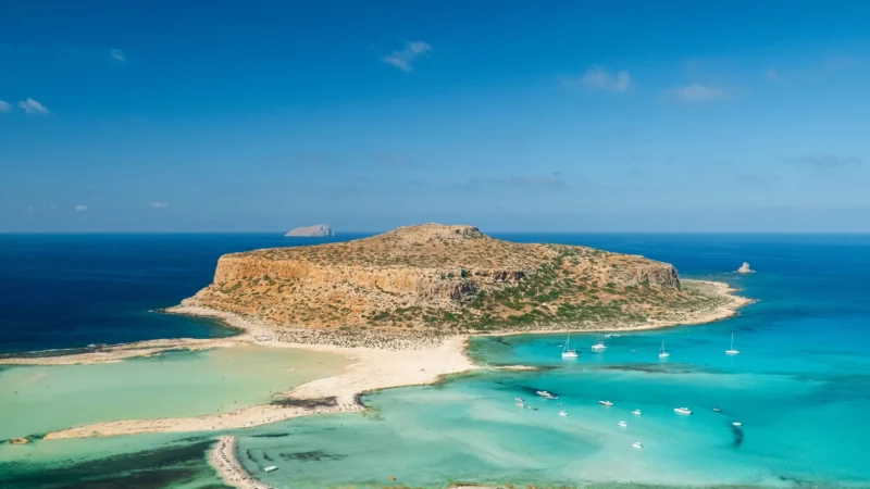 Luchtfoto van de turquoise Balos-lagune en het schiereiland Gramvousa op Kreta