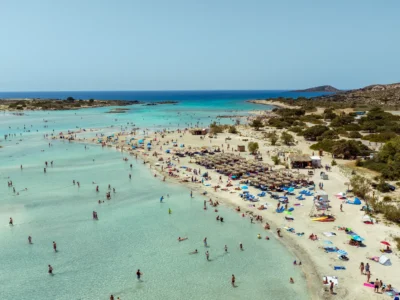 Luchtfoto van het strand van Elafonisi op Kreta met ondiep turquoise water en licht zand