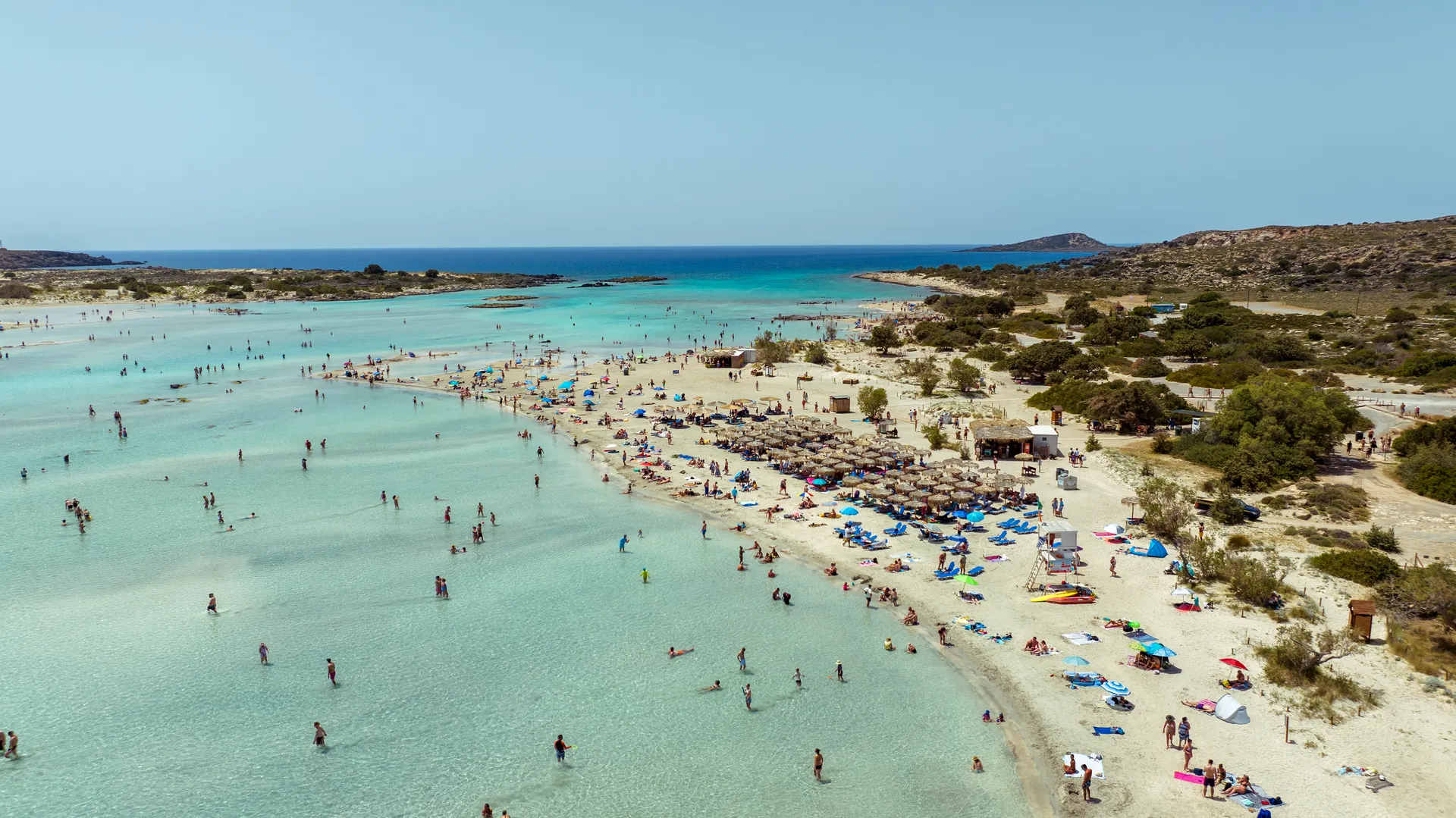 Luchtfoto van het strand van Elafonisi op Kreta met ondiep turquoise water en licht zand