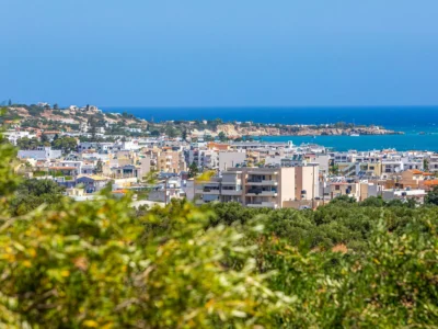 Uitzicht over de stad Heraklion op Kreta met de blauwe zee op de achtergrond