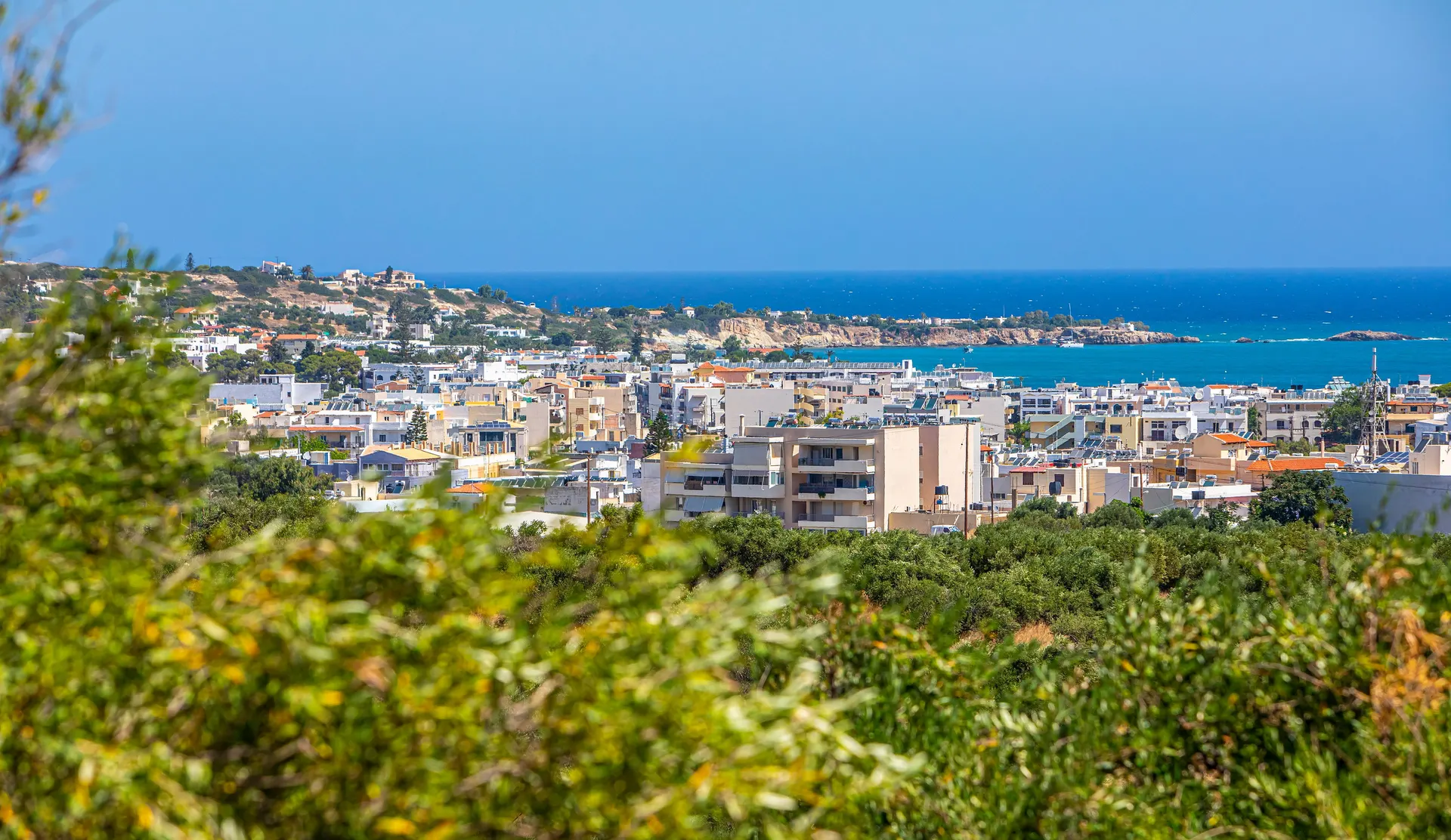 Uitzicht over de stad Heraklion op Kreta met de blauwe zee op de achtergrond