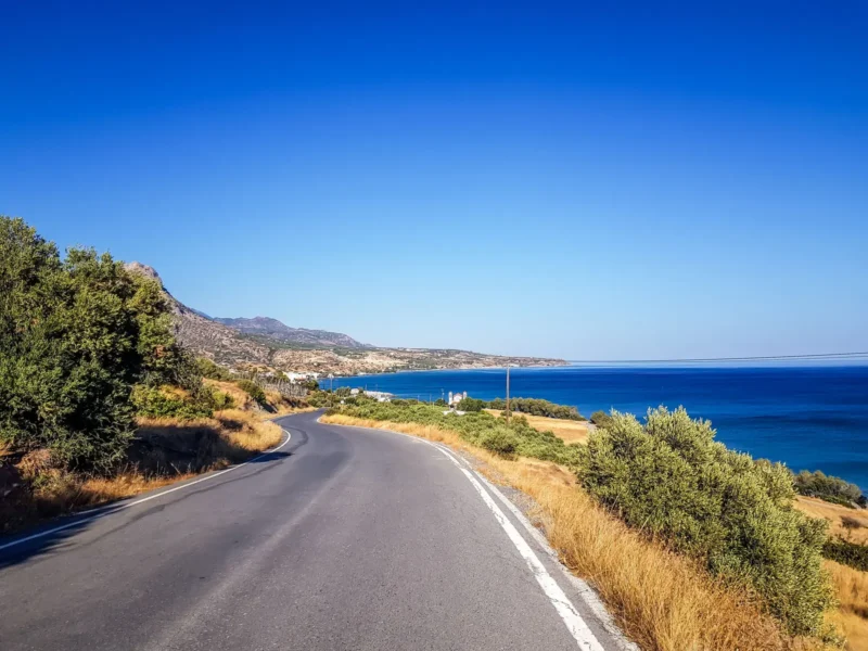 Kustweg langs de blauwe zee in de regio Heraklion op Kreta