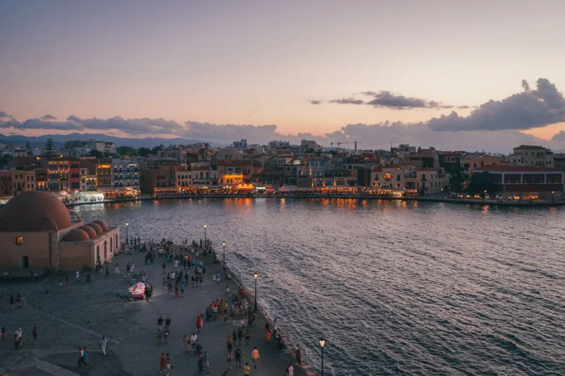 Venetiaanse haven van Chania op Kreta bij zonsondergang met een rustige boulevard