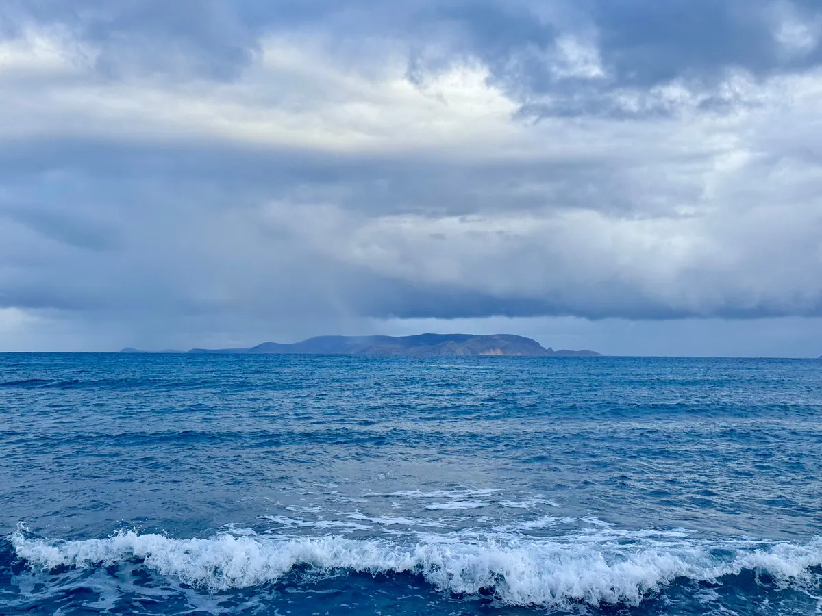 Kust van Kreta met golvende zee en wolken in de lucht