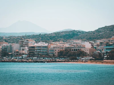 Kustlijn van Rethymnon op Kreta met de bergen op de achtergrond en blauwe zee