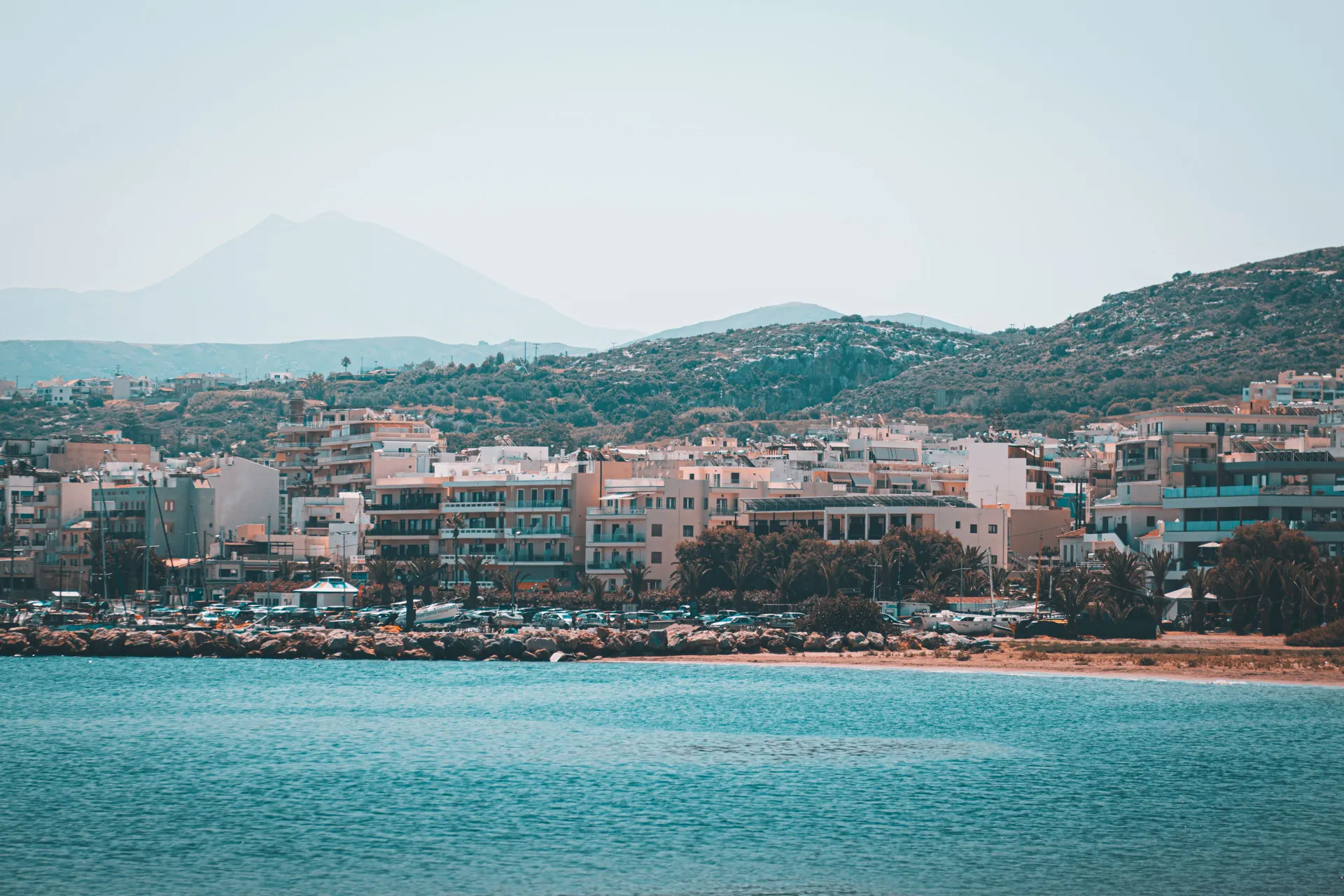 Kustlijn van Rethymnon op Kreta met de bergen op de achtergrond en blauwe zee