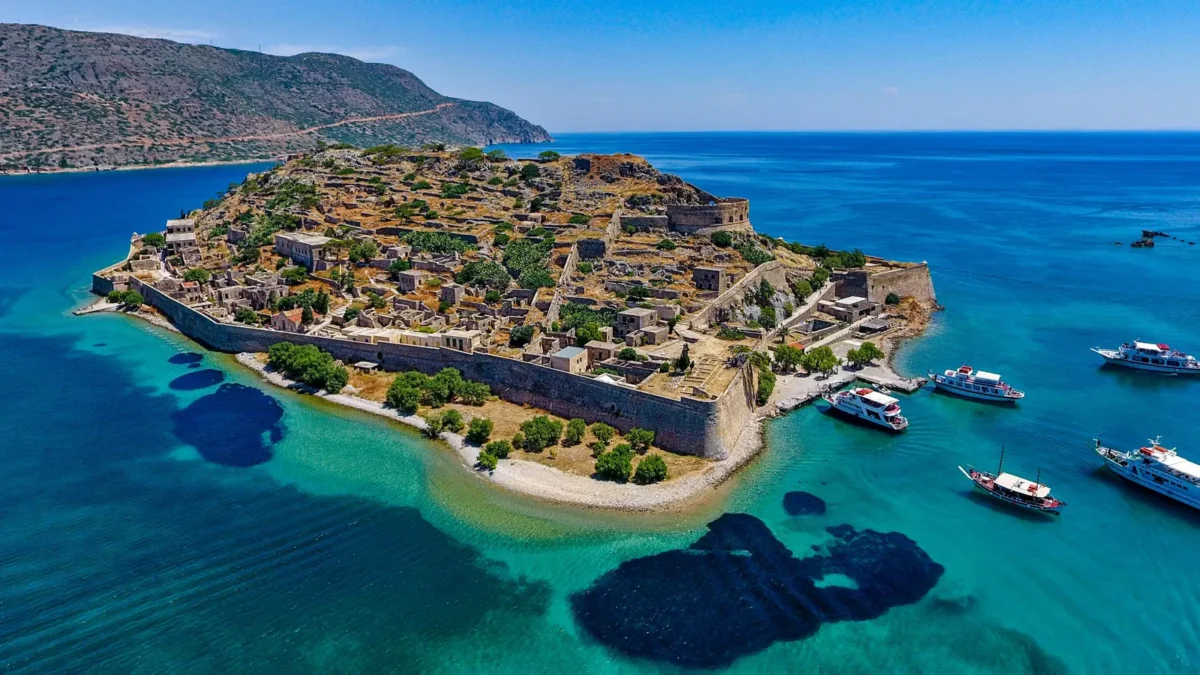 Luchtfoto van het vestingeiland Spinalonga in de baai van Elounda op Oost-Kreta