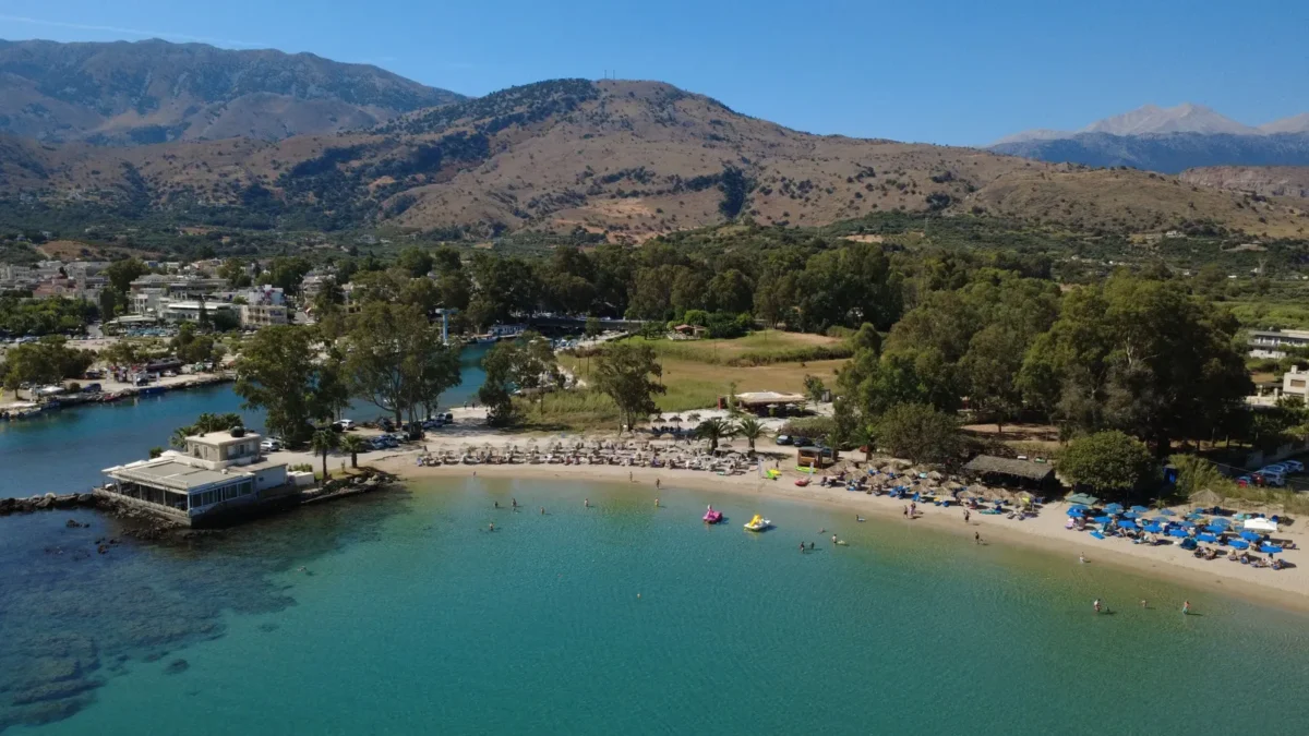 Luchtfoto van het lange zandstrand van Georgioupoli op Kreta met bergen op de achtergrond
