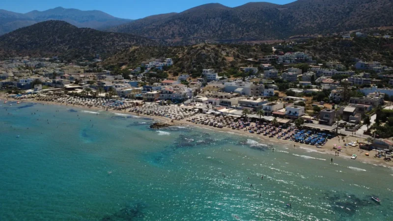 Luchtfoto van het strand van Stalis (Stalida) op Kreta met helderblauw water