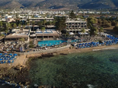 Luchtfoto van een strandresort met zwembaden aan de kust van Malia op Kreta