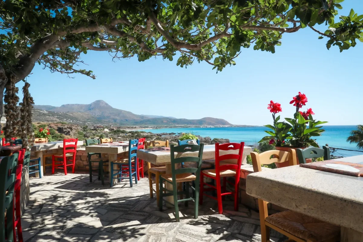 Taverna met kleurrijke stoelen en uitzicht op zee bij Falassarna op West-Kreta