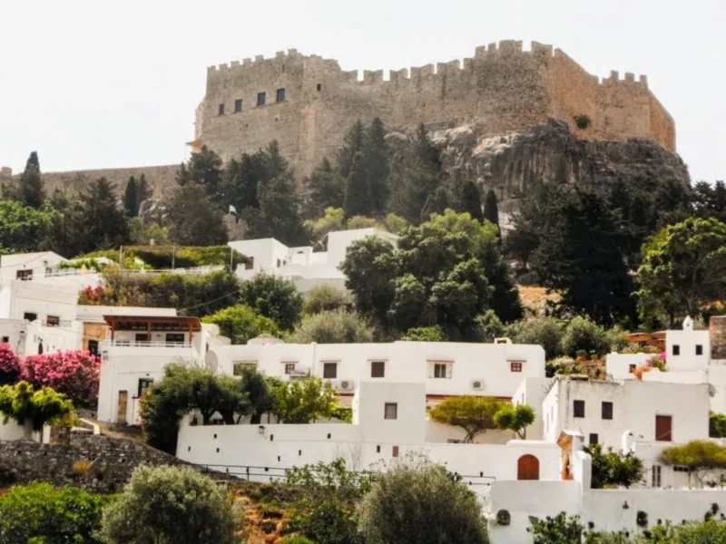Acropolis van Lindos op de rots boven de witte huizen van het dorp op Rhodos