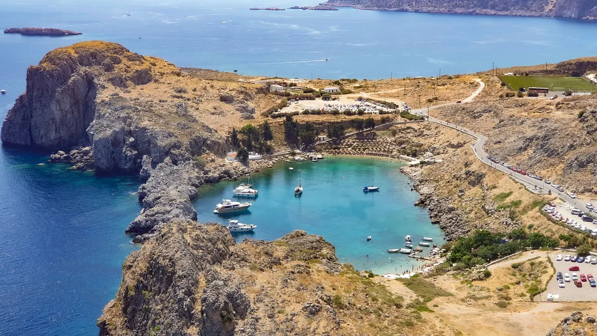 Luchtfoto van de Sint-Paulusbaai bij Lindos met turquoise water en rotsen
