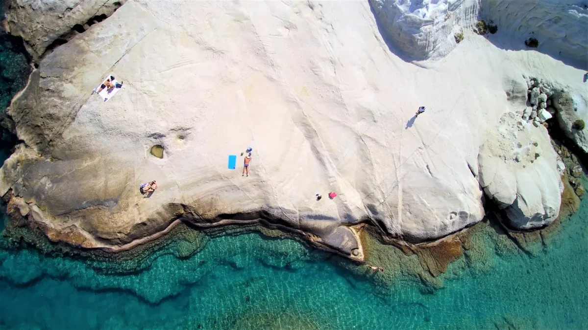 Luchtfoto van de witte vulkanische rotsen en het blauwe water van Sarakiniko op Milos
