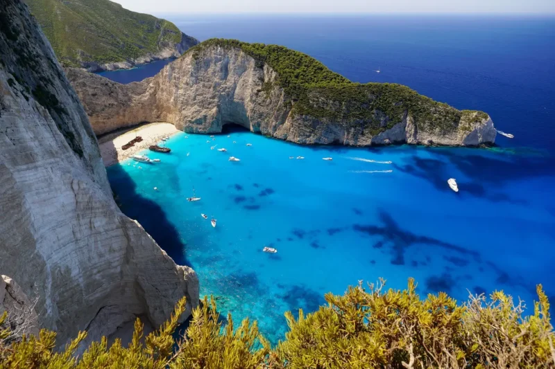 Navagio beach op Zakynthos vanaf het uitzichtpunt, met turquoise water en witte kliffen