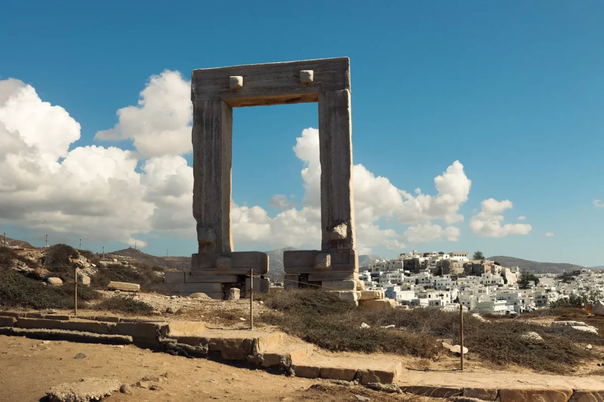 De marmeren Portara op Naxos met de witte huizen van Naxos-stad op de achtergrond