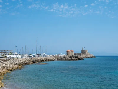 De Mandraki-haven van Rhodos-stad met het Sint-Nicolaasfort aan het water