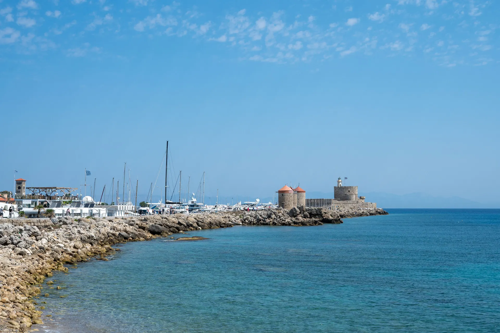De Mandraki-haven van Rhodos-stad met het Sint-Nicolaasfort aan het water