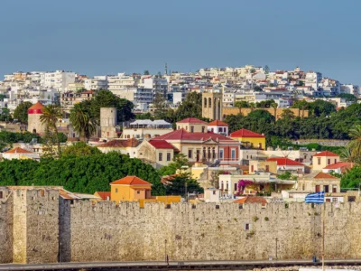 De middeleeuwse stadsmuren van Rhodos-stad met daarachter de huizen van de oude stad